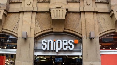 Freiburg im Breisgau, Almanya - 28 Aralık 2023: Snipes dünya çapında 750 mağazası olan bir sokak giysisi ve spor ayakkabı perakende zinciri...