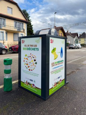 Obernai, Fransa - 30 Aralık 2023: Alsace 'deki Obernai sokağında bir biyolojik atık konteynırı
