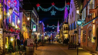 Turckheim, Fransa - 28 Aralık 2023: Turckheim, Alsace 'de büyülü Noel pazarı