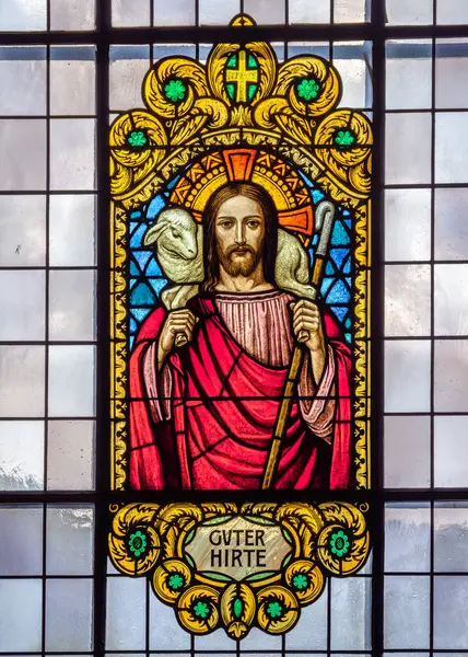 체르마트 스위스 2023년 23일 그리스도의 형상으로 스테인드 글라스 체르마트의 세인트 로열티 프리 스톡 이미지