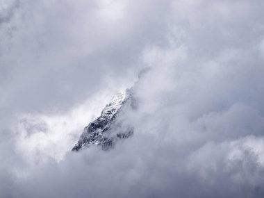 Matterhorn 'un dağ duvarı ağır bulutların ve sislerin içine gizlenmiş. Zermatt, İsviçre