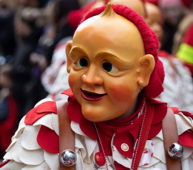 Maskeli balo. Geçmişi bulanık bir karnaval geçidinde güzel bir maske.