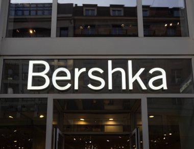 Cenevre, İsviçre - 3 Şubat 2024: Bershka, İspanyol Inditex grubuna ait bir mağaza zinciri. Zincir, gençlere yönelik düşük fiyatlı giysiler satıyor..