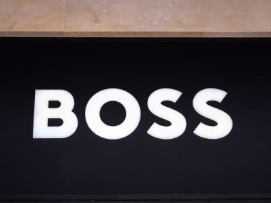 Cenevre, İsviçre - 3 Şubat 2024: Hugo Boss AG, genellikle BOSS olarak bilinir, lüks bir moda tasarımı ve moda markasıdır.