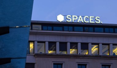 Cenevre, İsviçre - 3 Şubat 2024: Boşluklar Cenevre 'de yüksek kaliteli, modüler ofisleri ve özel yapım tesisleri olan bir İş Merkezi.