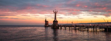 Constance, Almanya - 19 Aralık 2023: Imperia, Constance Gölü 'nün Constance limanında Peter Lenk tarafından tasarlanan ve yürütülen ünlü bir heykeldir..