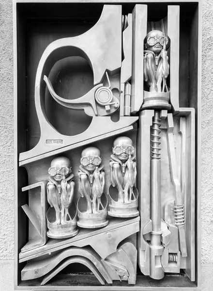 Gruyeres Zwitserland Januari 2024 Surrealistisch Standbeeld Van Buitenaardse Machineman Creatie Stockfoto