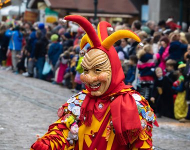 Freiburg im Breisgau, Almanya - 12 Şubat 2024: Maskeli Balo. Arka planda bulanık insanların olduğu bir karnaval geçidinde güzel bir maske..