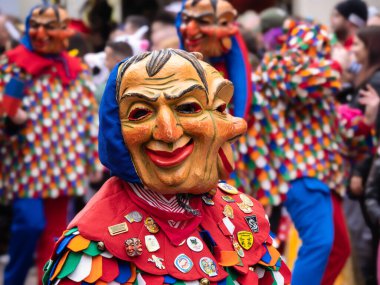 Freiburg im Breisgau, Almanya - 12 Şubat 2024: Maskeli Balo. Arka planda bulanık insanların olduğu bir karnaval geçidinde güzel bir maske..