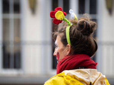 Freiburg im Breisgau, Almanya - 12 Şubat 2024: Maskeli Balo. Arka planda bulanık insanların olduğu bir karnaval geçidinde güzel bir maske..