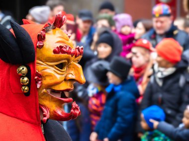 Maskeli balo. Arka planda bulanık insanların olduğu bir karnaval geçidinde güzel bir maske..