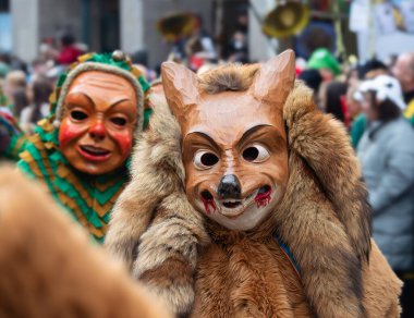 Maskeli balo. Arka planda bulanık insanlar olan bir karnaval geçidinde güzel maskeler..