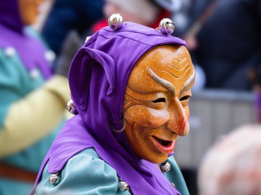 Maskeli balo. Geçmişi bulanık bir karnaval geçidinde güzel bir maske.