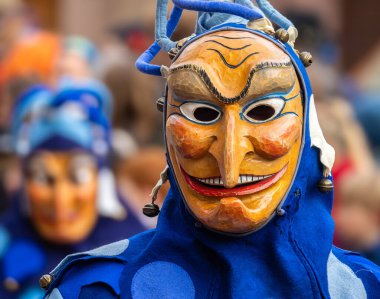 Maskeli balo. Geçmişi bulanık bir karnaval geçidinde güzel bir maske.