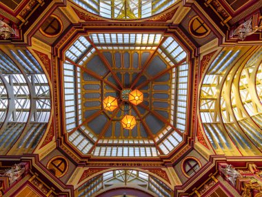 Leadenhall Pazarı 'nın 1321 yılından kalma ve Roma Londra' nın merkezinde yer alan güzel renkli Viktorya dönemi tavanı..