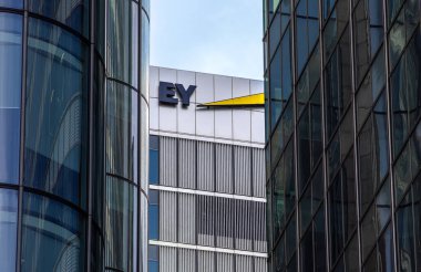 Londra, Birleşik Krallık - 26 Şubat 2024: Ernst ve Young, vergi ve işlem danışmanlığı, mali danışmanlık, kurumsal ve yönetim danışmanlığı, hukuki danışmanlık için küresel bir şirket ağıdır..