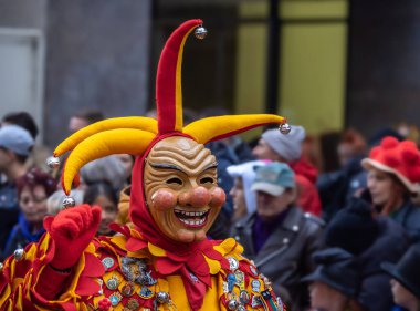 Freiburg, Breeisgau, Almanya - 12 Şubat 2024: Masquerade. Karnaval geçidinde güzel bir maske. İnsanlar arka planda bulanık..