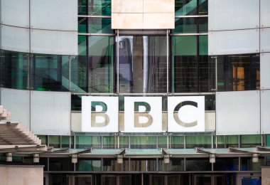 Londra, Birleşik Krallık - 26 Şubat 2024: The British Broadcasting Corporation (BBC), İngiltere 'nin başkenti Londra' daki Broadcasting House 'da yayın yapan İngiliz kamu yayın kuruluşu..