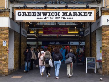 Londra, Birleşik Krallık - 26 Şubat 2024: Tarihi Greenwich Pazar Salonuna giriş Antika, sanat ve diğer malların yanı sıra sokak yiyecekleri satan dükkanlar ve dükkanlarla.