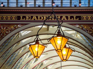 Leadenhall Pazarı 'nın 1321 yılından kalma güzel renkli mimarisi ve Roma Londra' nın merkezinde yer almaktadır..