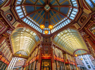 Leadenhall Pazarı 'nın 1321 yılından kalma güzel renkli mimarisi ve Roma Londra' nın merkezinde yer almaktadır..