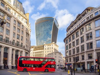 Londra, Birleşik Krallık - 26 Şubat 2024 - 20 Fenchurch Caddesi, Londra 'da Fenchurch Caddesi' nde bulunan bir binadır. Ayrıca şekline bakılırsa The Walkie-Talkie olarak da bilinir..
