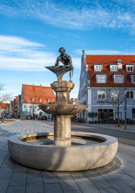 Memmingen, Almanya - 14 Mart 2024: Swabia 'nın Bavyera idari bölgesinde bir kasaba olan Memmingen' de heykel bulunan bir sokak çeşmesi.