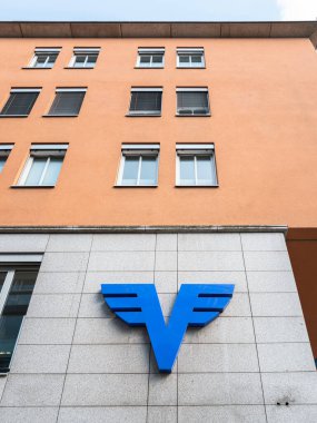 Bregenz, Avusturya - 15 Mart 2024: Bregenz 'deki bankanın ön cephesinde Avusturya Volksbank logosu