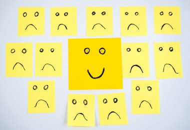 Pozitif tavır, birden fazla yüzü olan küçük ofis notları ve bir gülümsemeyle göze çarpan bir kavram.