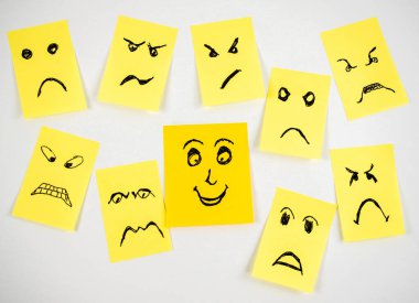 Pozitif tavır, birden fazla yüzü olan küçük ofis notları ve bir gülümsemeyle göze çarpan bir kavram.