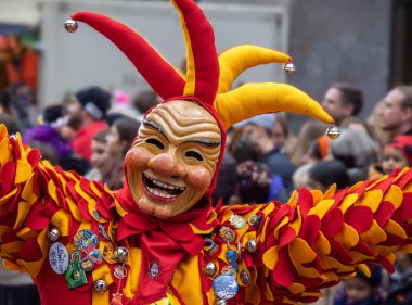 Freiburg, Breeisgau, Almanya - 12 Şubat 2024: Masquerade. Karnaval geçidinde güzel bir maske. İnsanlar arka planda bulanık..