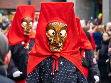 Maskeli balo. Karnaval geçidinde maskeler ve arka planda bulanık insanlar..