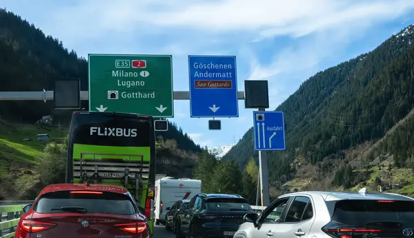 Goschenen Ελβετία Απριλίου 2024 Οχήματα Που Στέκονται Ουρά Μπροστά Από — Φωτογραφία Αρχείου