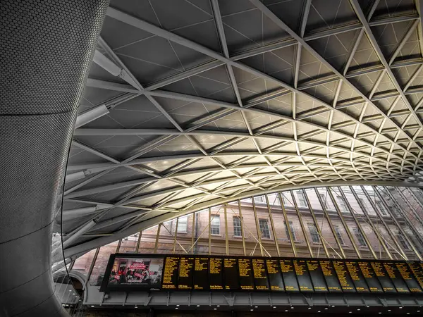 2024년 26일 런던의 킹스크로스 기차역 현대적인 구조는 오래된 건축물과 합쳐집니다 — 스톡 사진