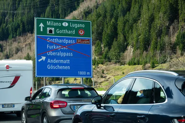 Goschenen Ελβετία Απριλίου 2024 Οχήματα Που Στέκονται Ουρά Μπροστά Από — Φωτογραφία Αρχείου