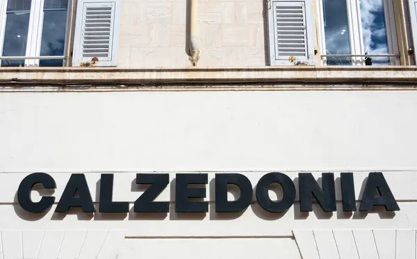 프랑스 2024년 칼레도니아 Calzedonia Group 호시어리 레깅스 수영복을 판매하는 회사입니다 — 스톡 사진