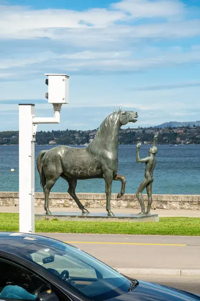 Женева Швейцария Апреля 2024 Года Скульптура Подросток Бронзовая Скульптура Лошади — стоковое фото