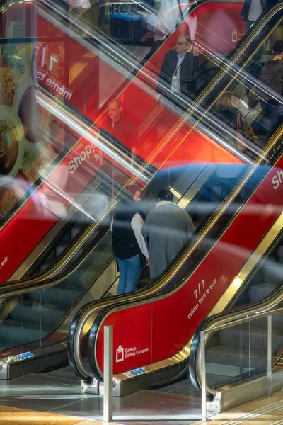 Женева Швейцария Апреля 2024 Года Съемка Эскалатора Женевского Вокзала Композитный — стоковое фото
