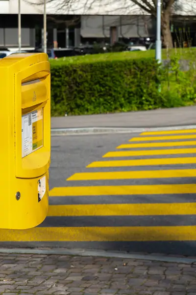 Ζυρίχη Ελβετία Απριλίου 2024 Δημόσιο Κίτρινο Γραμματοκιβώτιο Δρόμου Συνδυασμό Κίτρινη — Φωτογραφία Αρχείου