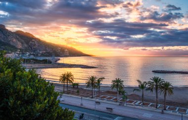 Menton, Provence, Fransa 'daki bir Akdeniz körfezi üzerinde huzurlu bir gün doğumu