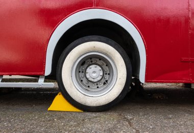 Klasik kırmızı bir otobüsün yastıklı tekerleği.