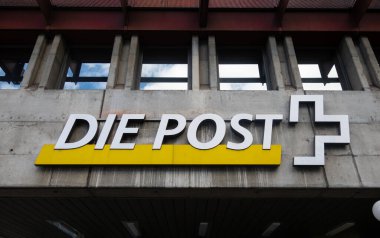 Basel, İsviçre - 20 Nisan 2024 İsviçre Posta Teşkilatı İsviçre Konfederasyonu 'nun sahibi olduğu İsviçre' nin ulusal posta şirketidir.