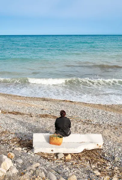 Женщина Черном Сидит Берегу Средиземного Моря Смотрит Горизонт — стоковое фото