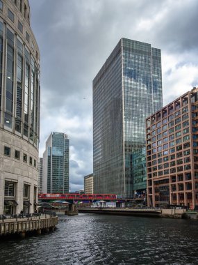 Londra, Birleşik Krallık - 26 Şubat 2024: Ticaret, banka ve ofis binaları ve Canary Wharf 'ın gökdelenleri, modern Londra bölgesi.