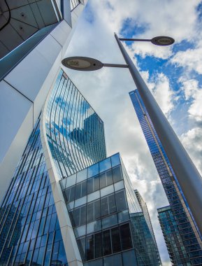 Londra, Birleşik Krallık - 26 Şubat 2024: Ticaret, banka ve ofis binaları ve Canary Wharf 'ın gökdelenleri, modern Londra bölgesi.