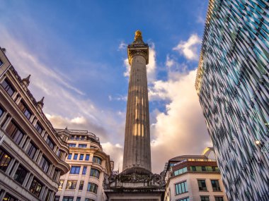 Londra, Birleşik Krallık - 26 Şubat 2024: 1666 'daki büyük şehir yangınının anısına Londra' daki Fish Caddesi 'ndeki anıt (62 metre yüksekliğinde).