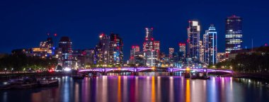 Londra, Birleşik Krallık - 29 Nisan 2024: Lambeth Köprüsü, Thames nehri ve mavi saatte gökdelenleri olan şehir manzarası
