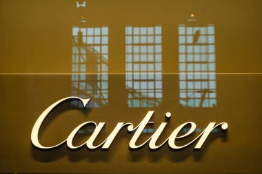 Londra, Birleşik Krallık - 29 Nisan 2024: Cartier lüks saat mağazası Londra Battersea Enerji İstasyonu