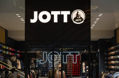 Londra, Birleşik Krallık - 29 Nisan 2024 - JOTT - Just Over The Top - Marseillaise giyim markası..