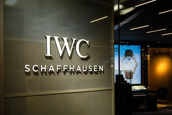 Londra, Birleşik Krallık - 29 Nisan 2024 - IWC Schaffhausen, İsviçre 'nin Schaffhausen şehrinde bulunan İsviçreli lüks saat üreticisi..